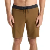 Short de baño tipo boardshort color marrón, con pretina y cordón de ajuste negros. Cuenta con bolsillos laterales con cierre.