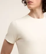 Remera de corte muscle fit, manga corta y cuello redondo, confeccionada en tejido de ribana con textura acanalada.