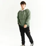 Canguro verde seco con capucha y cordones blancos, cierre parcial con cremallera, bolsillo tipo canguro y logo bordado en el pecho.