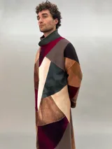 Tapado oversize desestructurado de lana merino afieltrada, ensamblada y teñida en degradé. Con bolsillos laterales, puños amplios y cierre con broches ocultos. Más largo en la parte inferior trasera.