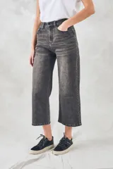 Pantalón de jean gris oscuro, corte wide leg y tiro medio.