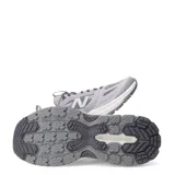 Championes de running New Balance modelo 410, en tonos lila y gris con detalles en blanco. Presentan una estructura de malla transpirable con refuerzos sintéticos, logo N lateral y suela con tecnología AT Tread para mayor tracción.
