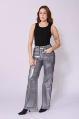 Pantalón jean plateado de corte wide leg y tiro alto, con acabado metálico brillante.