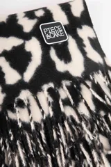 Bufanda con estampado animal print en blanco y negro, con flecos en los extremos.