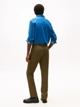 Pantalón chino de sarga para hombre, color verde militar, de corte recto y confeccionado en mezcla de algodón y elastano. Cuenta con cierre de cremallera y botón, bolsillos diagonales en la cintura y bolsillos traseros ribeteados.
