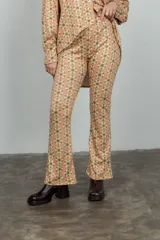 Pantalón de tejido con estampado de flores, tiro alto y pretina elastizada.