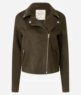 Campera estilo biker de gamuza sintética color verde militar, con cierre frontal asimétrico, cuello con solapas y botones de presión metálicos.