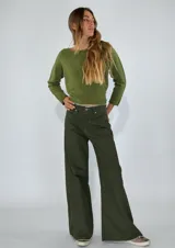 Pantalón de jean verde militar, de corte wide leg y tiro alto.