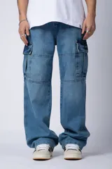 Pantalón jean cargo de corte oversize y tiro medio, con bolsillos laterales tipo cargo y costuras reforzadas en las rodillas.