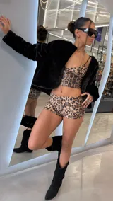 Short corto de tiro bajo con lentejuelas y estampado animal print de leopardo.
