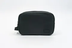 Neceser negro rectangular con doble compartimento con cierre.