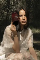 Mocasines de cuero color marrón topo, con detalle de antifaz y suela de goma.