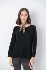 Sweater tejido de punto color negro, de manga larga, con escote bote y calce holgado.