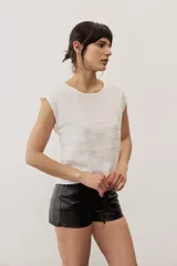 Remera marrón sin mangas, de corte recto y escote redondo.