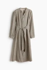 Vestido midi de manga larga con estampado geométrico, cuello mao abierto, botones ocultos en la parte delantera y puños abotonados. Incluye un cinturón de anudar para ajustar en la cintura.