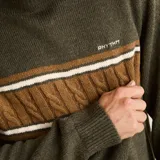 Buzo de punto color verde oliva con cuello redondo y mangas largas. Presenta una franja horizontal central en tonos marrón y blanco con textura de trenzas y el logo de la marca bordado.