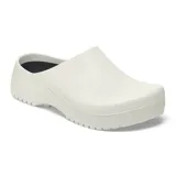 Zueco de diseño ergonómico en color blanco, fabricado en poliuretano resistente al agua y a la suciedad, con plantilla extraíble y suela antideslizante.