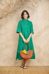 Vestido túnica verde esmeralda de lino, con cuello mao, manga corta y corte oversize.