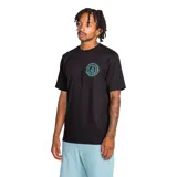 Remera Volcom de manga corta, color negro, de corte clásico con estampa frontal circular en color celeste.