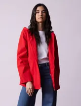 Campera impermeable marca Gallery de color rojo, con cierre frontal completo, bolsillos laterales y ajuste en la cintura. Cuenta con detalles de avíos metálicos plateados y diseño funcional con capacidad de autoguardado.