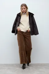 Remera de manga larga con textura, cuello redondo y corte clásico.