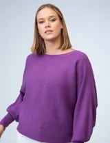Sweater color violeta de tejido acanalado, marca Cupio. Modelo dolman de manga larga y escote a la base. Espalda con aplique de botones.