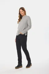 Pantalón de corte recto confeccionado en pana con spandex, que ofrece elasticidad y un ajuste cómodo. Presenta un diseño clásico de cinco bolsillos con cierre frontal y botón.