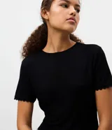 Blusa de morley color marfil con calce ajustado, cuello redondo, mangas cortas y detalle de puntilla en los puños.