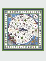 Pañuelo cuadrado de seda Longchamp modelo Le Jeu de Cheval, con diseño estampado inspirado en un tablero de juego estilo juego de la oca, con el logo y símbolos de la marca, bordeado con un marco en tono verde y la inscripción 'Longchamp 1948 Paris'.
