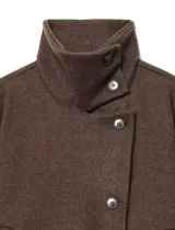 Chaqueta gris de paño con cuello alto y cierre frontal cruzado de doble botonadura.