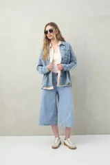 Camisa celeste de lino y viscosa, de corte clásico y silueta relajada.