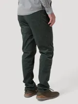 Pantalón de cotelé color verde oscuro con corte modern fit, cierre frontal con botón y bolsillos laterales.