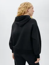 Buzo con capucha de corte holgado, confeccionado en algodón, con puños y ruedo acanalados.