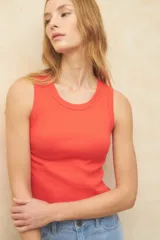 Musculosa amarilla de morley con cuello redondo y sisas anchas.