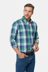 Camisa de manga larga con diseño de cuadros en tonos de verde, azul y blanco, con cuello abotonado y cierre frontal de botones.