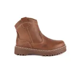 Bota corta de cuero color marrón chocolate, con suela track y pespuntes blancos decorativos.