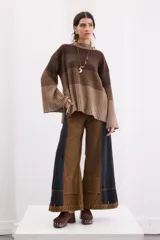 Sweater de punto con diseño en bloques de tonos marrones y tostados, cuello redondo y mangas largas amplias.