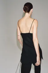 Top satinado de viscosa color negro, con escote en V, tirantes finos y detalles de bordados a tono en la parte inferior.