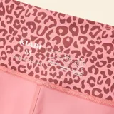 Legging deportivo de tiro alto con estampado animal print de leopardo en tonos rosados, confeccionado en tejido elástico de ajuste compresivo.