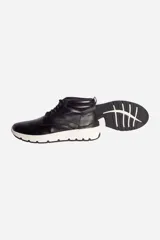 Botas de cuero negro de caña media con cordones y suela de goma blanca.