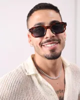 Lentes de sol con montura de carey y lentes oscuros rectangulares.