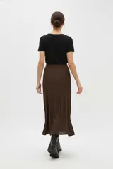 Falda midi negra de viscosa y lurex, con diseño de punto acanalado, corte recto y bolsillos laterales.