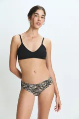 Bombacha tipo culotte con estampado animal print de cebra en tonos beige y negro. Confeccionada en tejido suave y elástico con forro de algodón.