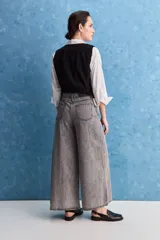 Jean wide leg de tiro alto con calce amplio y pierna ancha, de color celeste con lavado clásico. Presenta diseño de cinco bolsillos y cierre frontal con botón y cremallera.