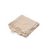 Pashmina de textura rugosa en color beige, con terminaciones desflecadas en los extremos.