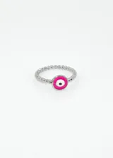 Anillo dorado con diseño de esferas y dije de ojo turco fucsia.