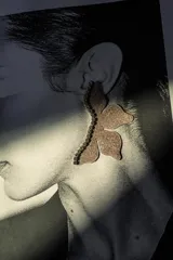 Aros con forma de media flor, de 7 cm de altura, con acabado brillante color dorado y detalle de strass. Cuentan con gancho de acero quirúrgico.