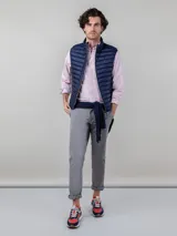 Chaleco acolchado azul marino para hombre, confeccionado en nylon reciclado repelente al agua, con diseño Slim Fit, cremallera central con detalle de bandera y bolsillos laterales.