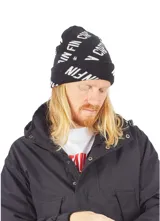 Gorro de lana tipo beanie color negro con estampado de letras blancas en contraste. Diseño con doblez en el borde.