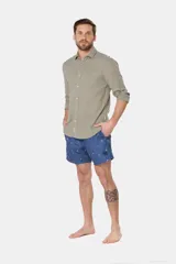 Short de baño color lila con estampado de flamencos, con cintura elástica y cordón ajustable, bolsillos laterales y suspensor de malla fina.